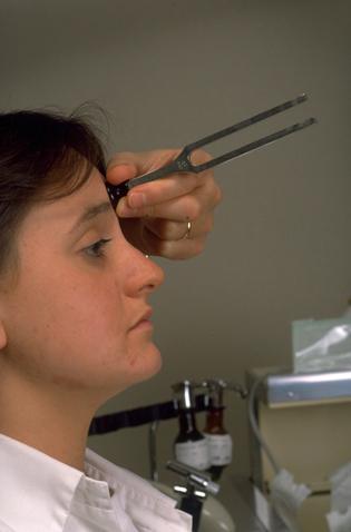 Examen médical de l'oreille avec diapason et otoscope